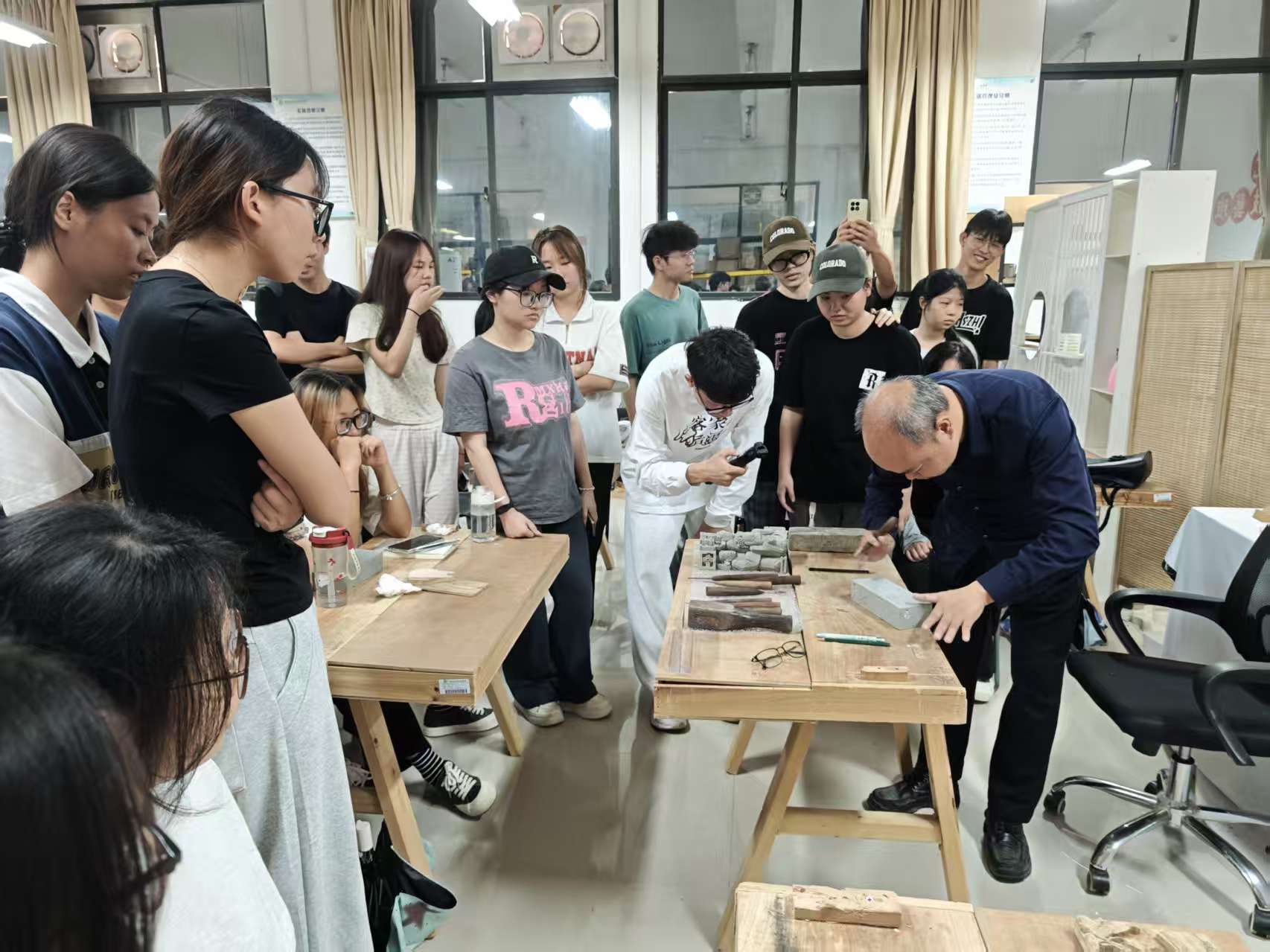 砖雕大国工匠指导学生.jpg